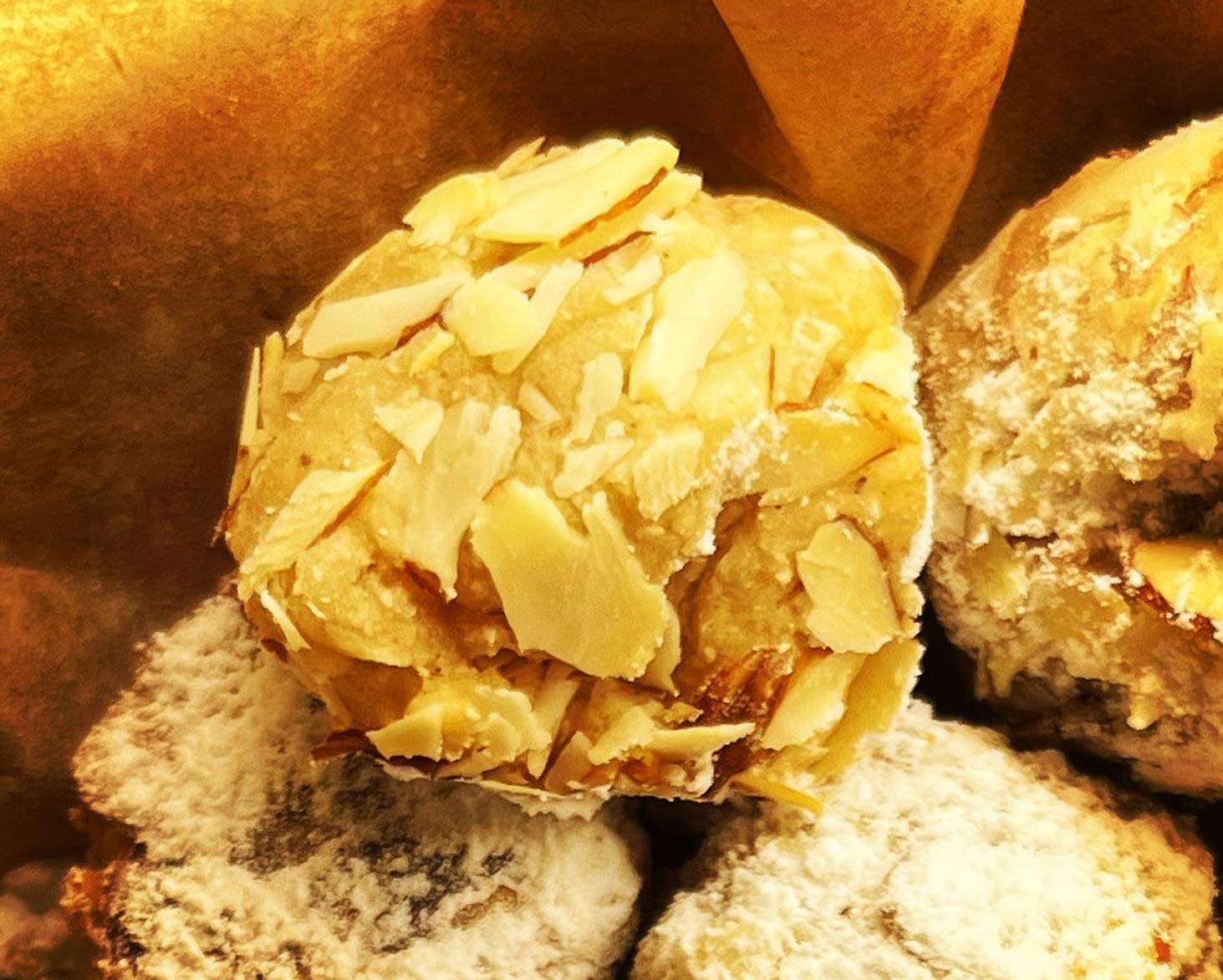 Mit Mandeln bedeckte Kugeln: das sind Marzipan Wölkchen