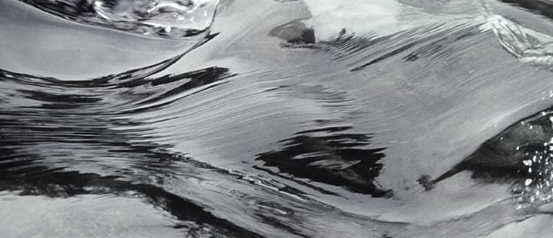 Wasser ist der Ursprung allen Lebens und ein zentrales Element in der osteopathischen Behandlung - Das Bild zeigt einen Ausschnitt aus einem Fluss